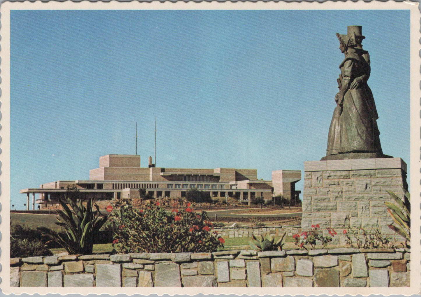 South Africa Postcard - Grahamstown, 1820 Settlers Monument DC1768
