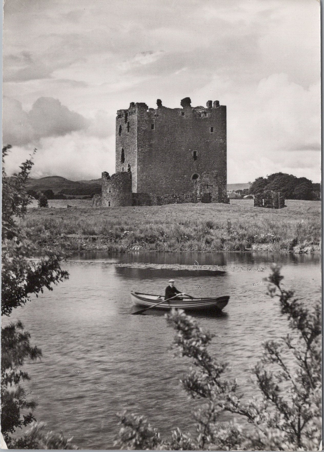 Scotland Postcard - Threave Castle, Kirkcudbrightshire SW17063