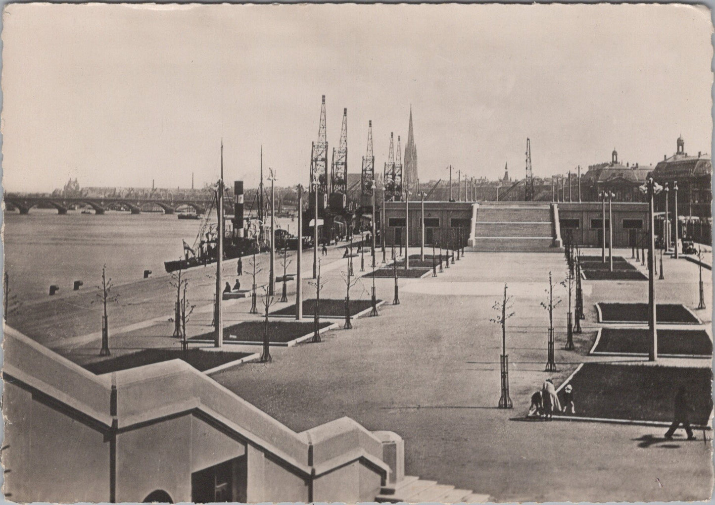 France Postcard - Bordeaux, Les Jardins Et Terrasses Sur Les Quais SX76