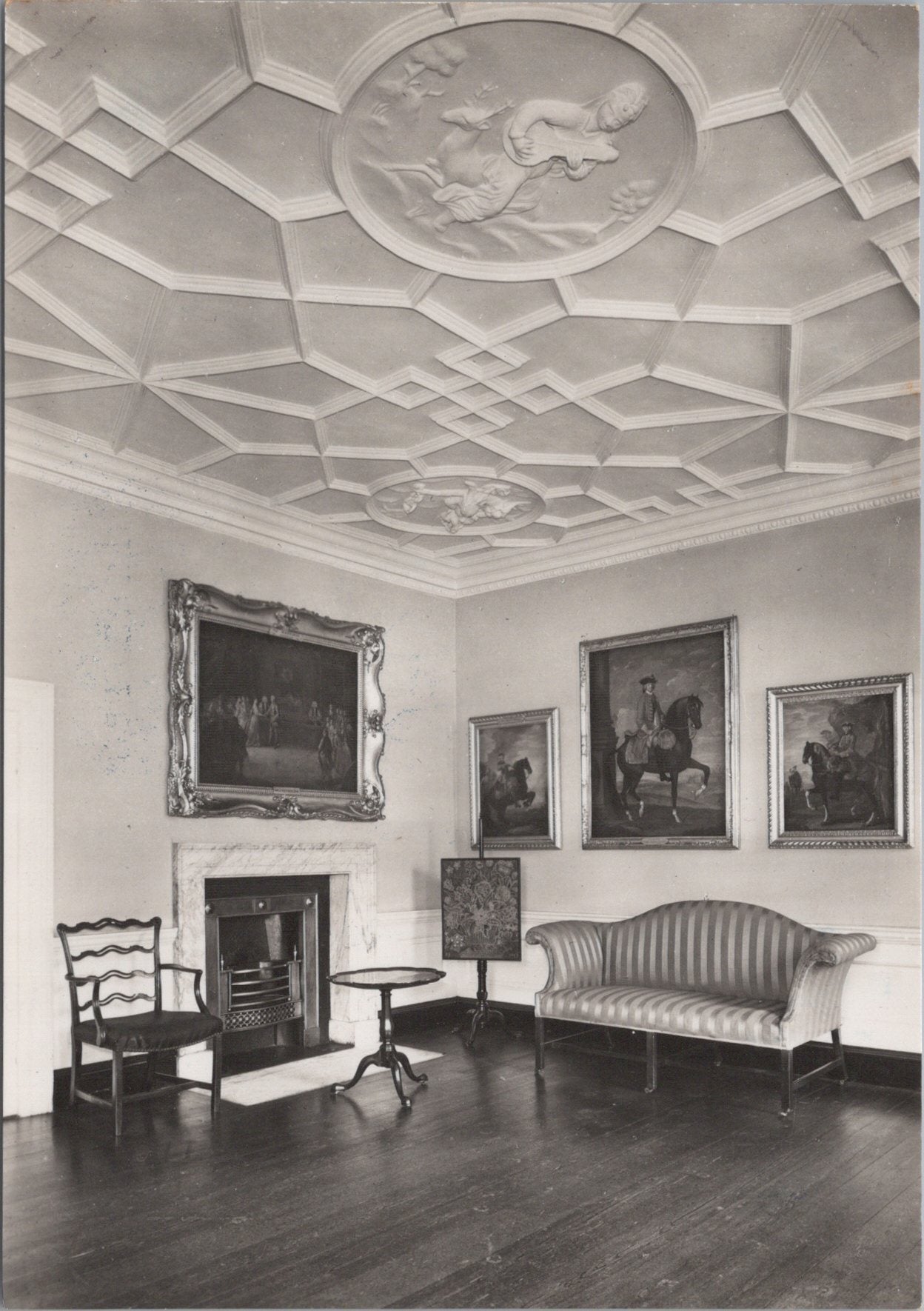 London Postcard - Kew Palace , Queen's Boudoir SW17424