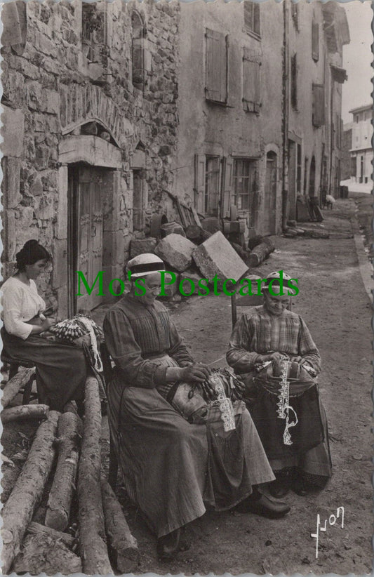 France Postcard - Le Puy, Dentellieres Du Pays   SW11935