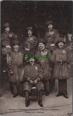 London Postcard - Tower of London Yeoman Warders  DC997