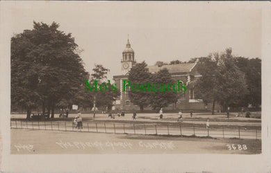London Postcard - Clapham, The Parish Church   SW12444