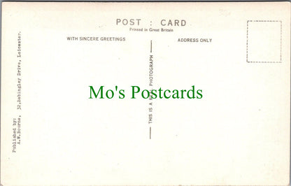 Derbyshire Postcard - Bakewell Thatched Cottages   SW13227