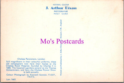 Military Postcard - Chelsea Pensioners With a Cannon  SW15222