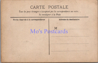 France Postcard - French Social History. Family Strolling  DZ108