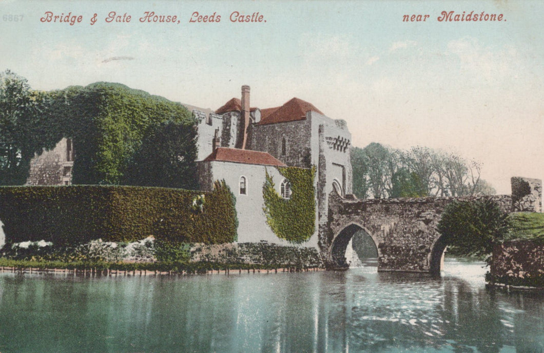 Vintage postcard of Leeds Castle with a bridge and gatehouse over water, near Maidstone.