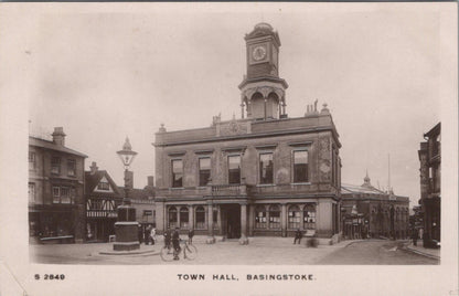 Hampshire Postcard - Town Hall, Basingstoke  XT319