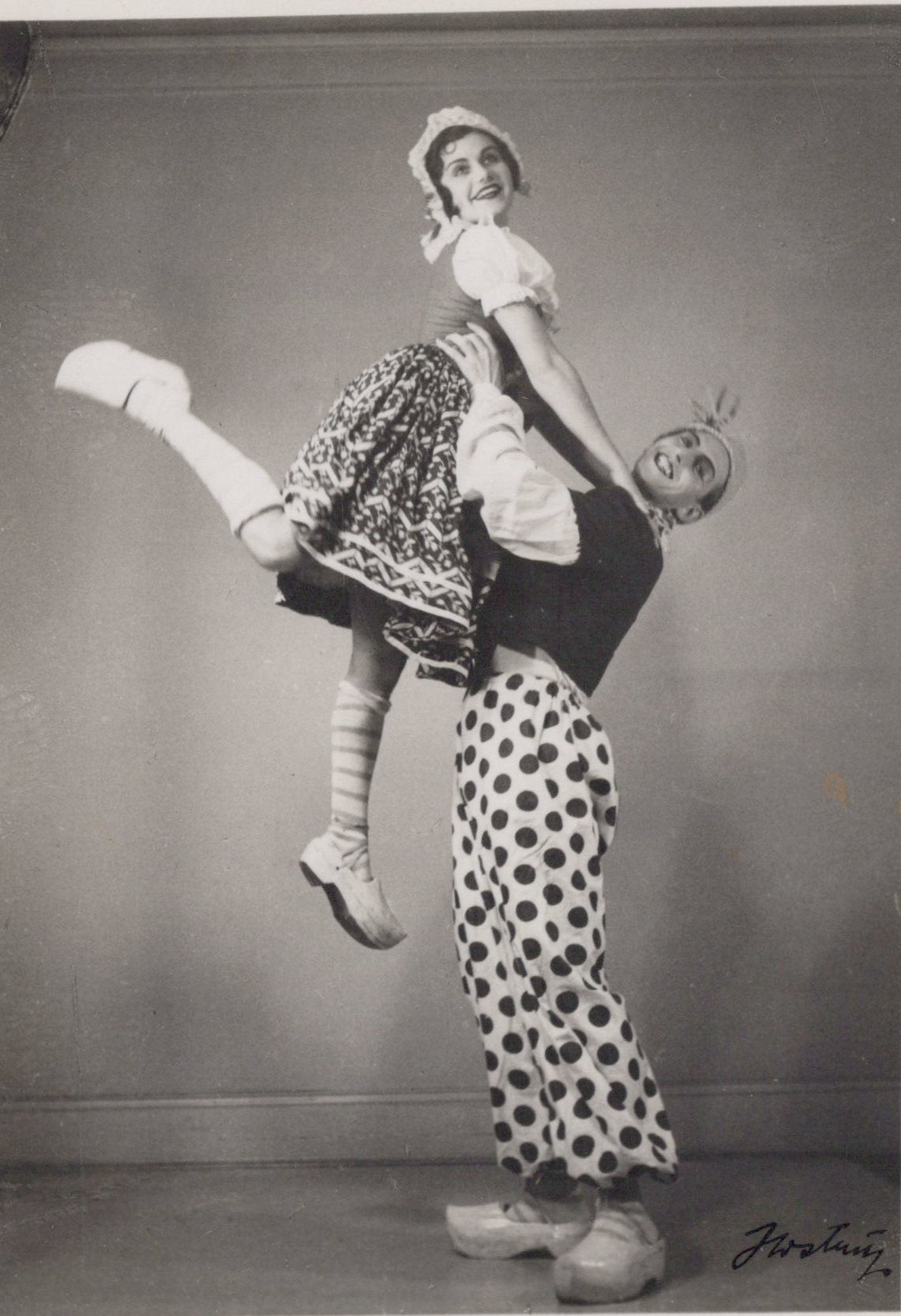 Theatrical Card - Two Theatre or Circus Performers VT602