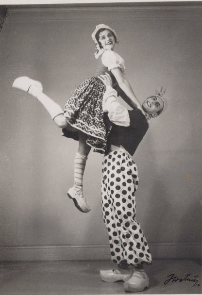 Theatrical Card - Two Theatre or Circus Performers VT602