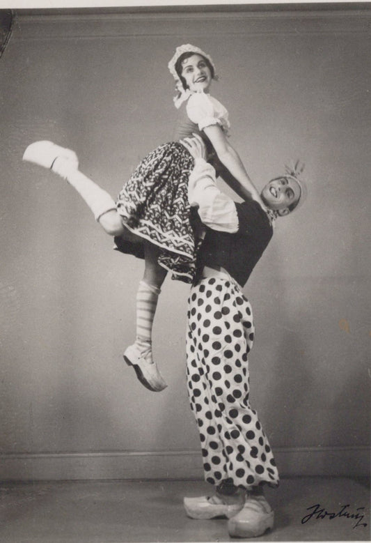 Theatrical Card - Two Theatre or Circus Performers VT602