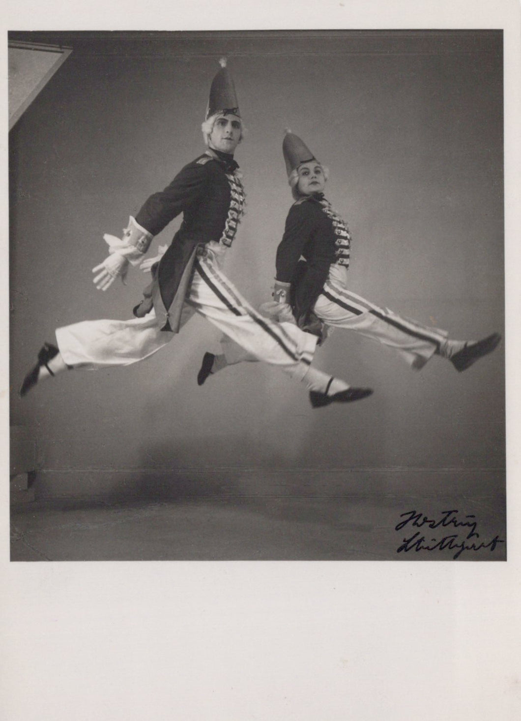 Theatrical Card / Photo - Two Theatre, Ballet or Circus Performers VT603