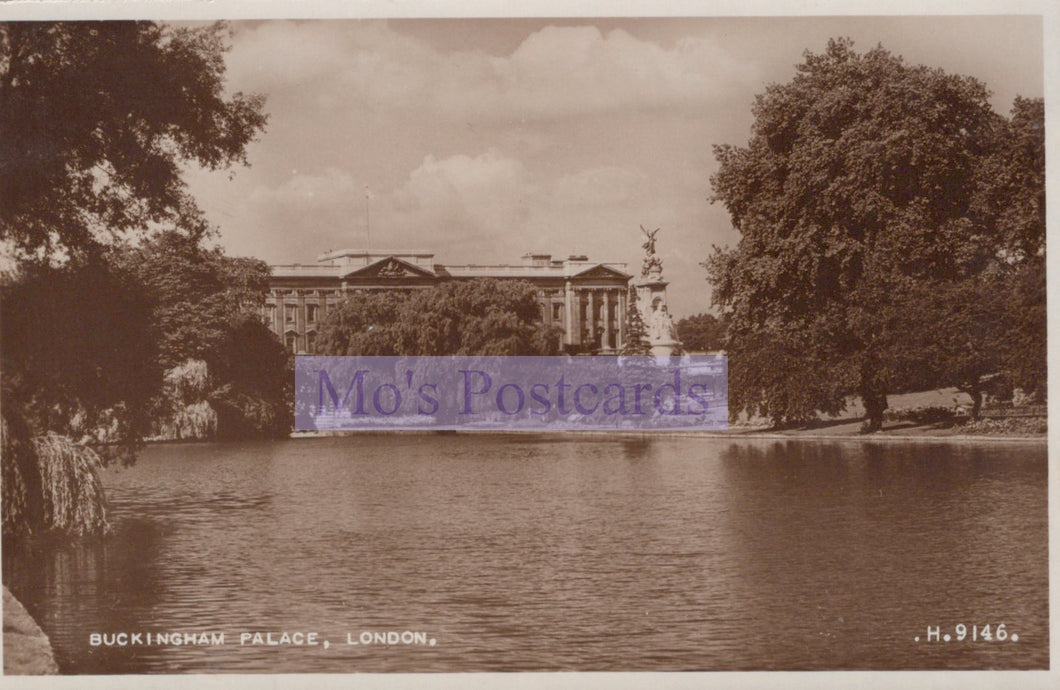 Sepia-toned photograph of Buckingham Palace with a lake in the foreground