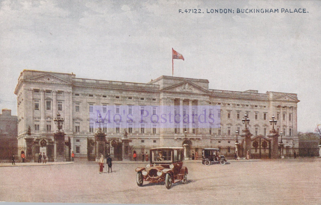Vintage postcard of Buckingham Palace with cars and people in front, featuring a flag on top.
