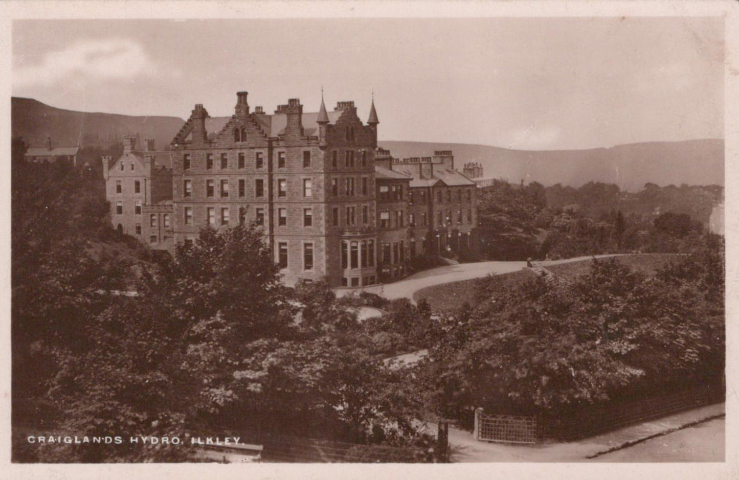 Yorkshire Postcard - Craiglands Hydro in Ilkley   VT537