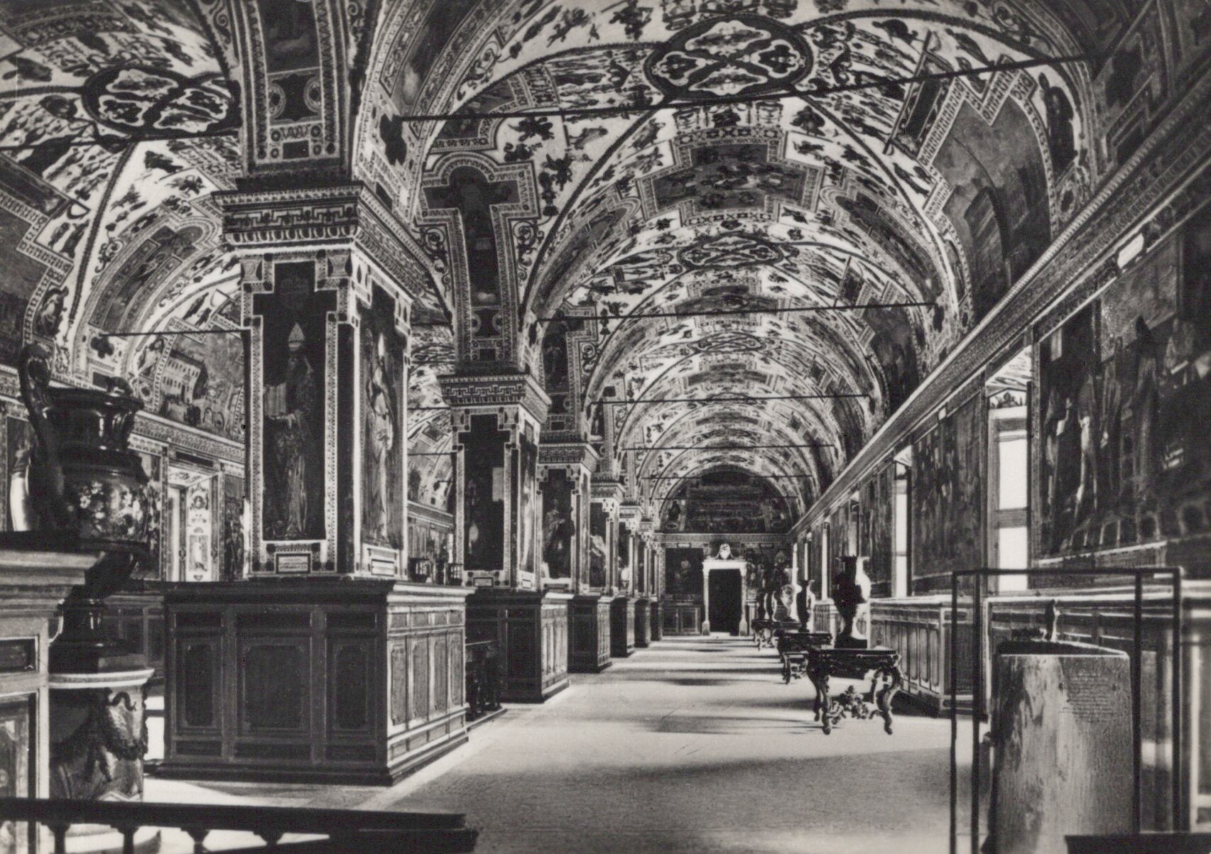 Vatican City Postcard - Library, Sixtine V's Hall  SW19026