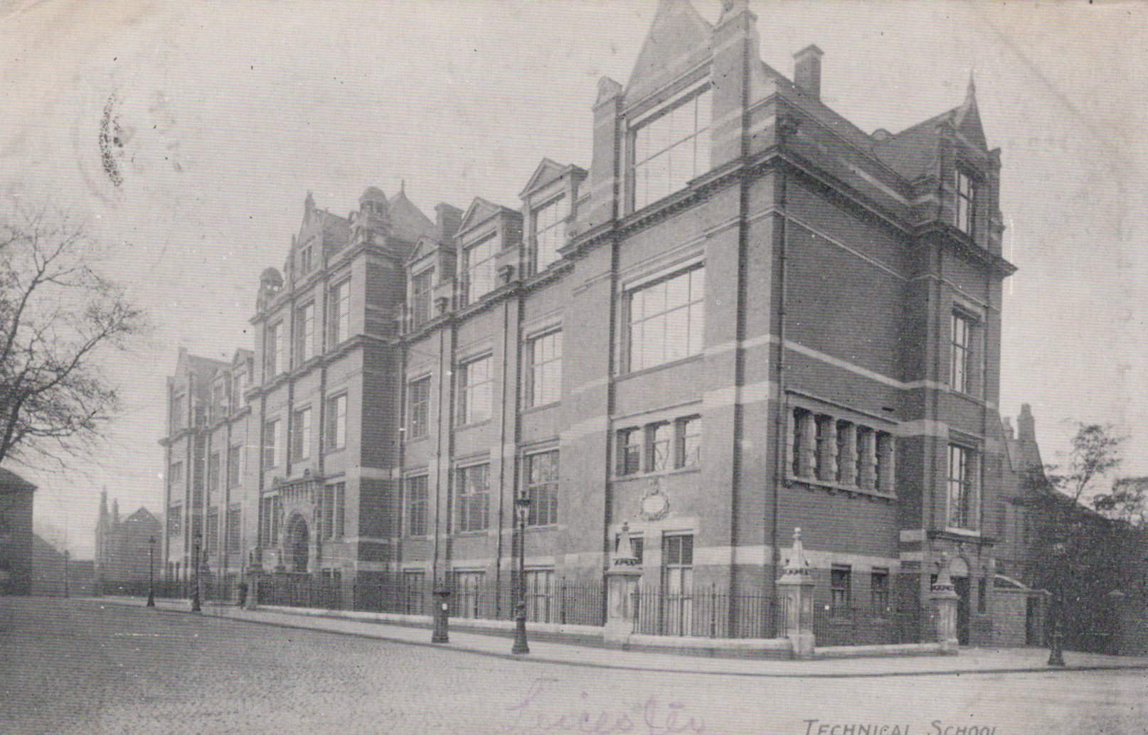 Leicestershire Postcard - Hawthorn Building, De Montfort University, Leicester VT627