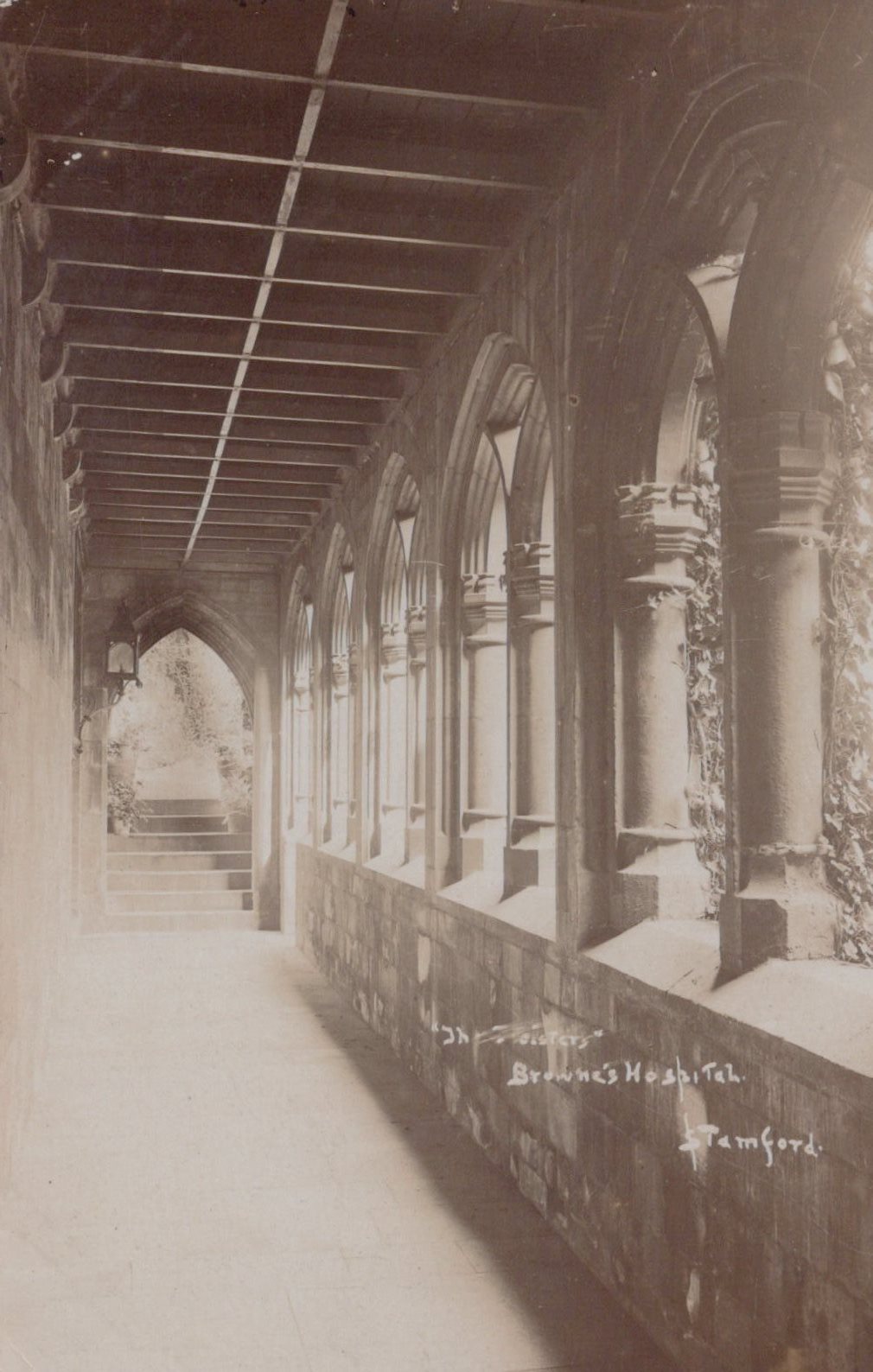 Lincolnshire Postcard - The Cloisters, Browne's Hospital, Stamford  VT629
