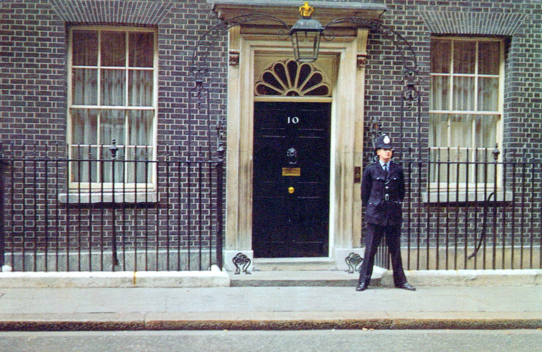 London Postcard - Policeman Outside 10 Downing Street   SW18370