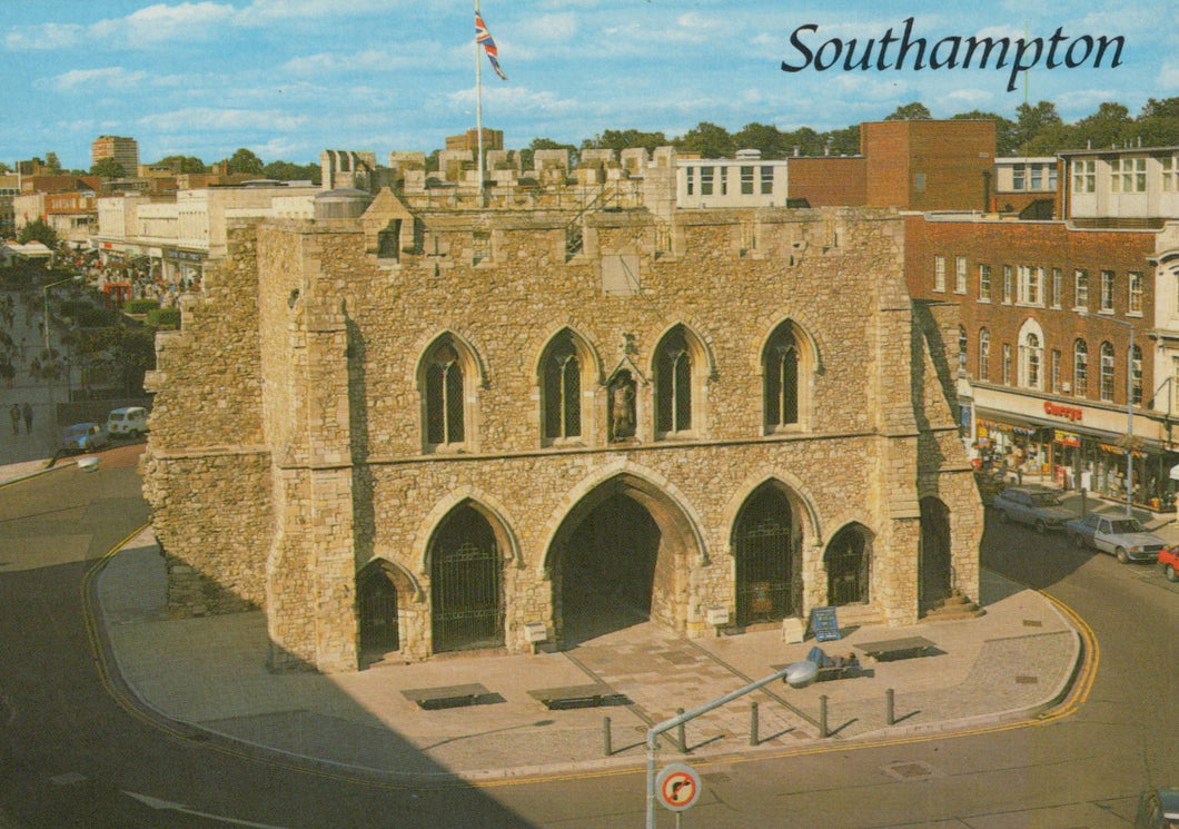 Stone building in Southampton with a clear sky