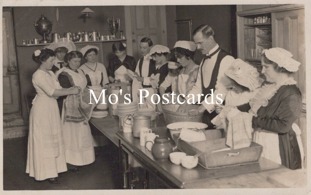 Social History Postcard - Group of Domestic Servants in The Kitchen SW19665