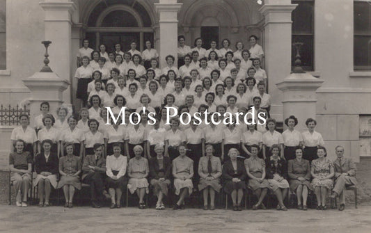 Black and white group photo of people in front of a building 