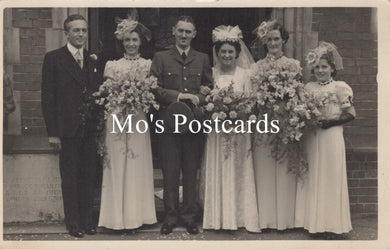 Vintage black and white photo of a wedding party with bouquets 