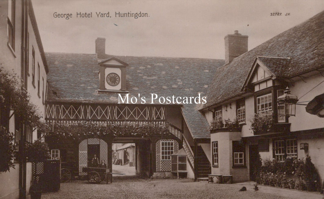 Huntingdonshire Postcard - George Hotel Yard, Huntingdon  SW19077