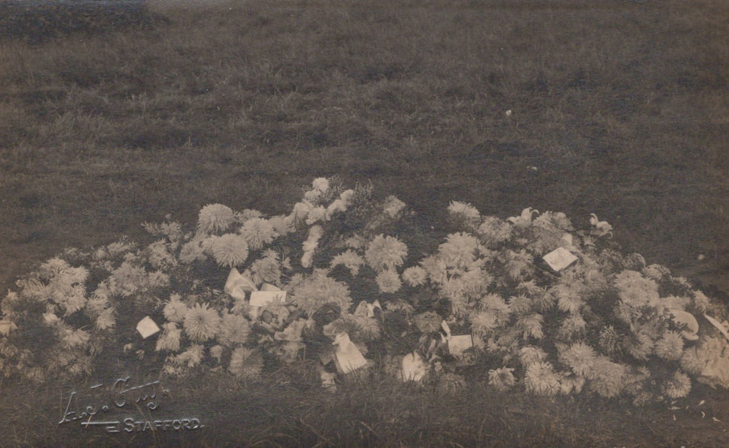 Burial Postcard - Flowers on an Unknown Grave   VT115