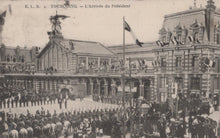 Load image into Gallery viewer, Vintage postcard of a grand building with a crowd and flags, labeled &#39;L&#39;Arrivée du Président&#39;.
