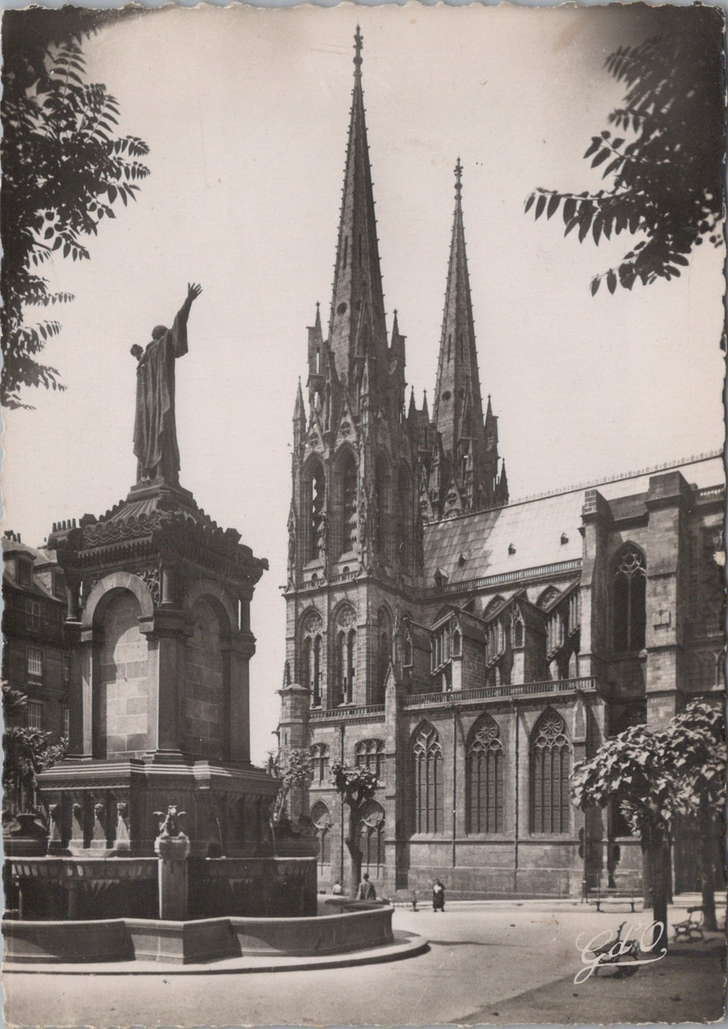 France Postcard - Clermont-Ferrand, Place De La Victoire  SW17057