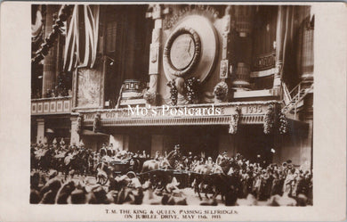 Royalty Postcard - T.M.The King & Queen Passing Selfridges SW18348