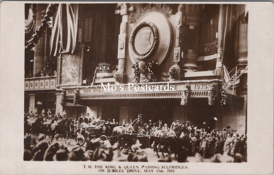 Royalty Postcard - T.M.The King & Queen Passing Selfridges SW18348