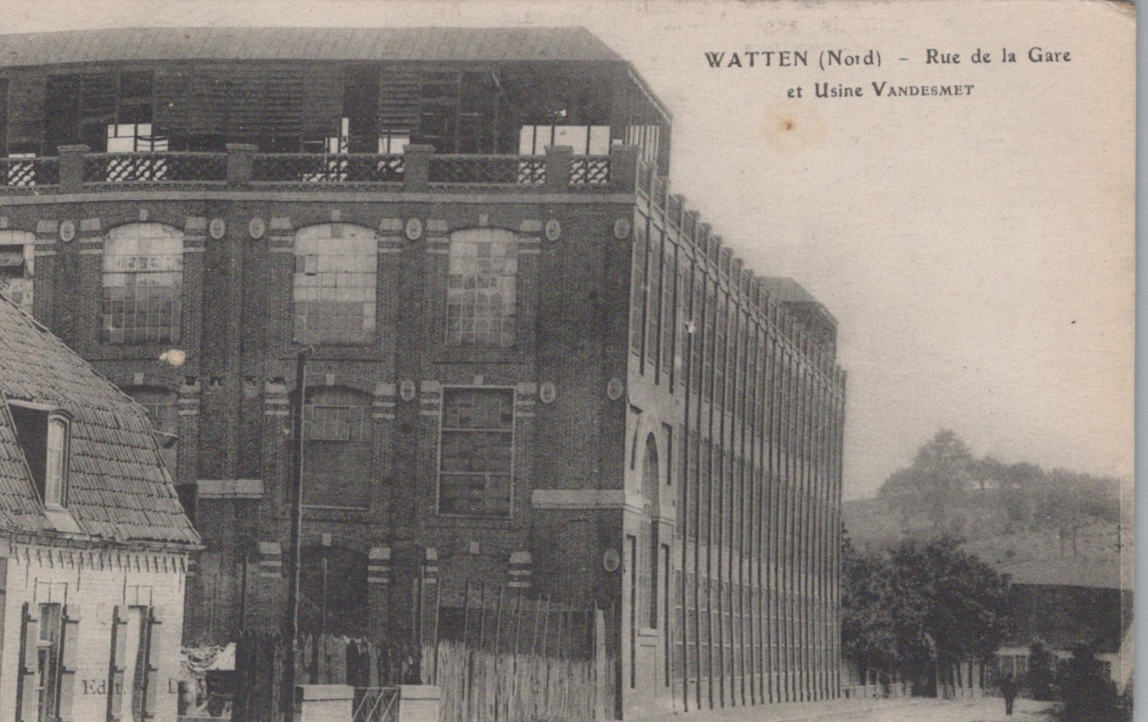Vintage black and white photo of a building with 'Watten (Nord) - Rue de la Gare et Usine Vandemet' text.