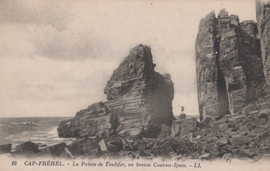 Vintage postcard of rocky cliffs at Cap Fréhel with a person standing on one of the rocks.