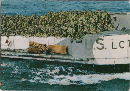Military Postcard - US Troops Arriving at Omaha Beach, Normandy, France  RR23454