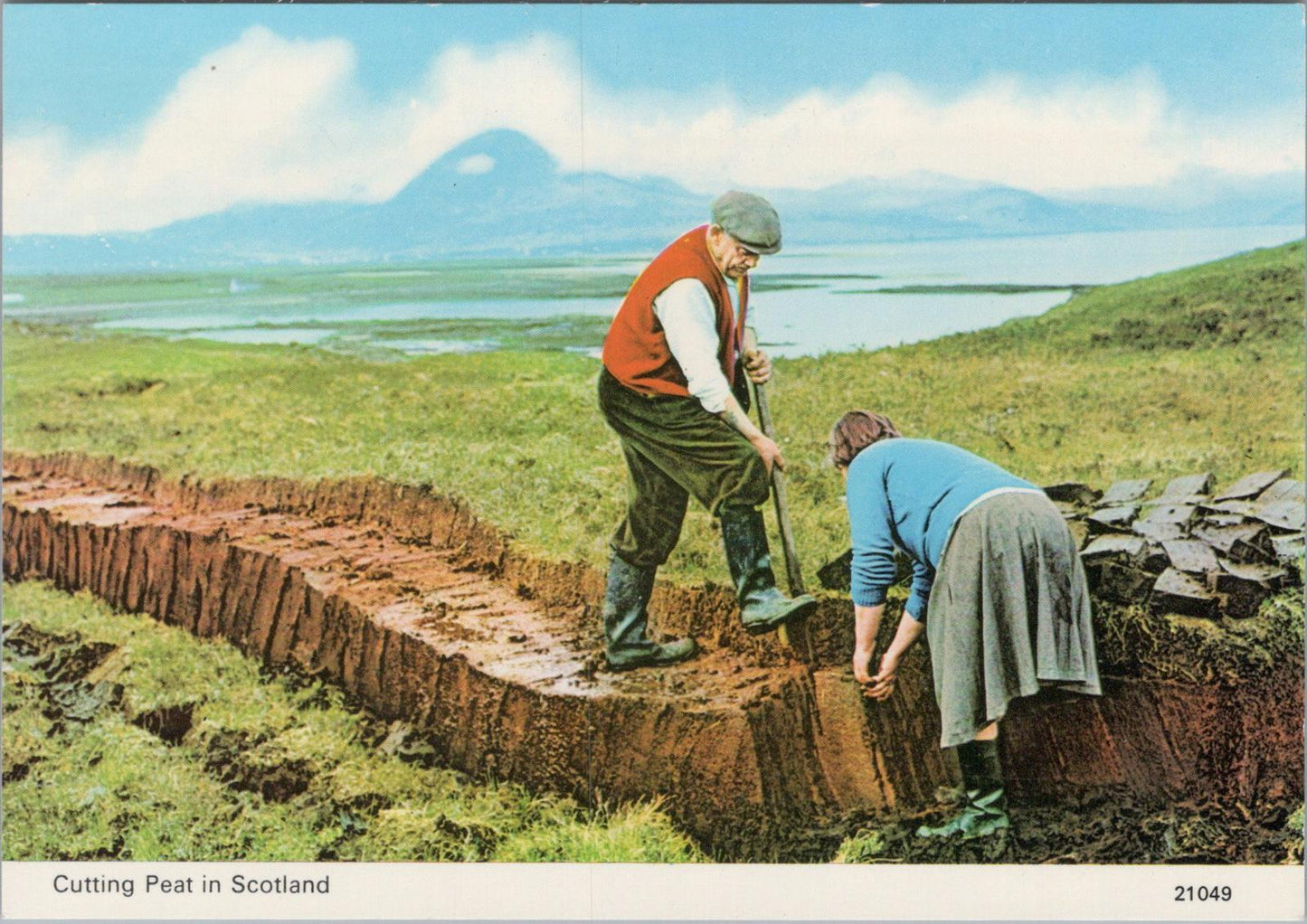 Occupations Postcard -  Cutting Peat in Scotland, Scottish Rural Life RR23691
