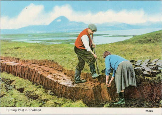 Occupations Postcard -  Cutting Peat in Scotland, Scottish Rural Life RR23691