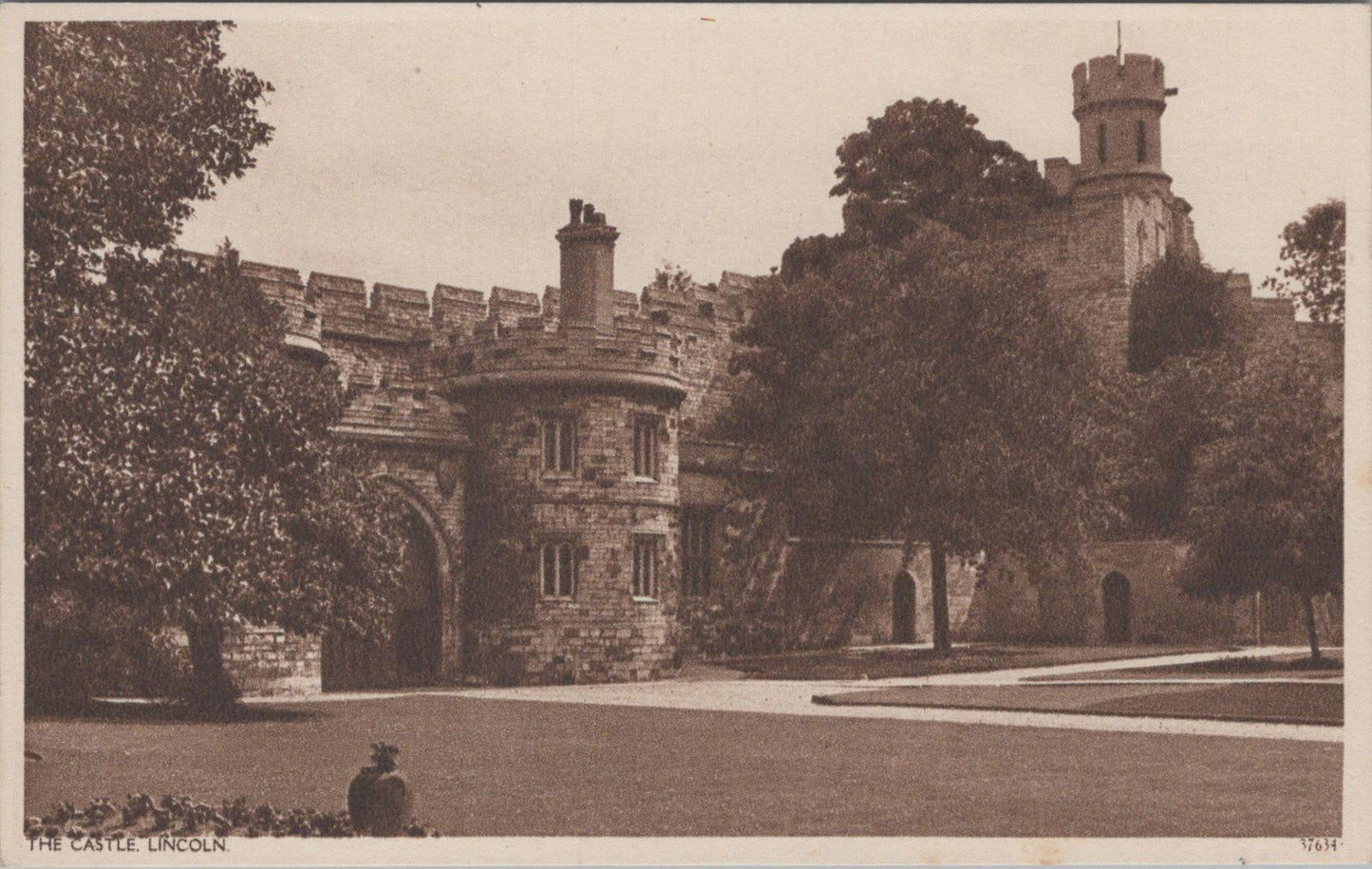 Lincolnshire Postcard - The Castle, Lincoln    XT917