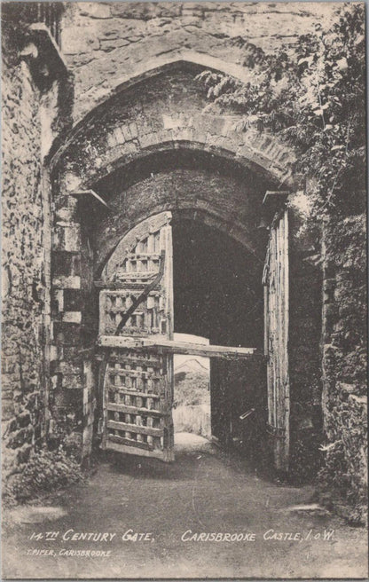 Isle of Wight Postcard - Carisbrooke Castle, 14th Century Gate  XT918
