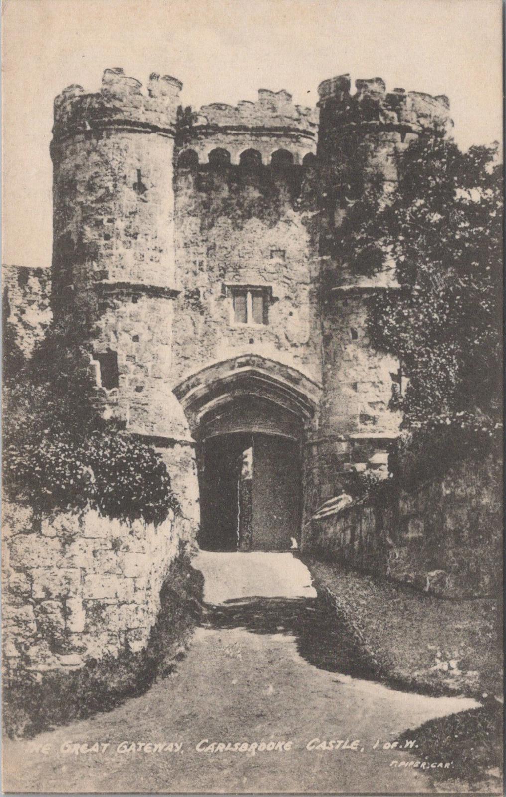 Isle of Wight Postcard - Carisbrooke Castle, The Great Gateway  XT919