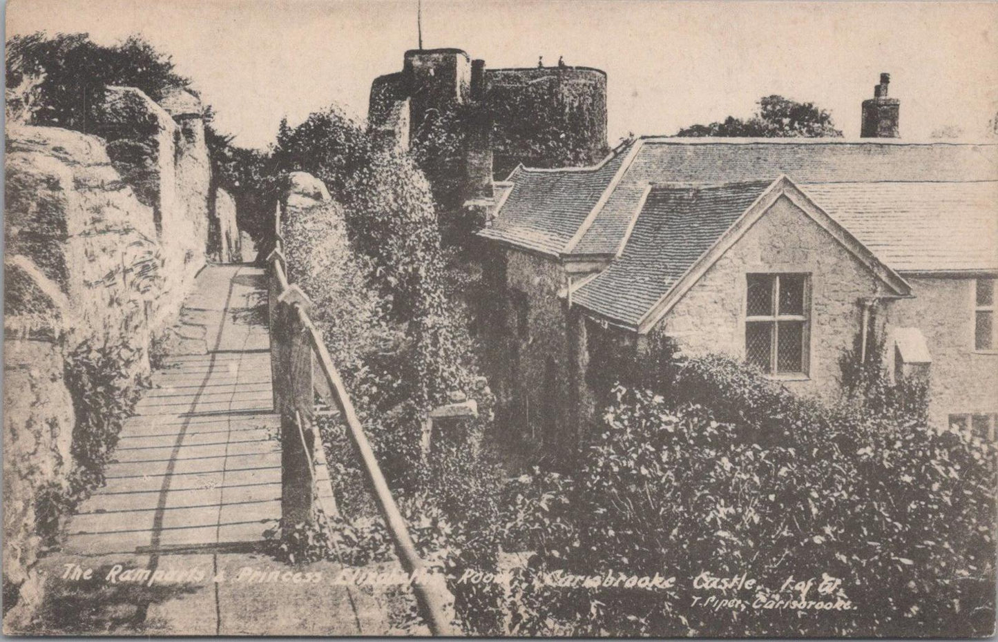 Isle of Wight Postcard - Carisbrooke Castle, The Ramparts    XT927