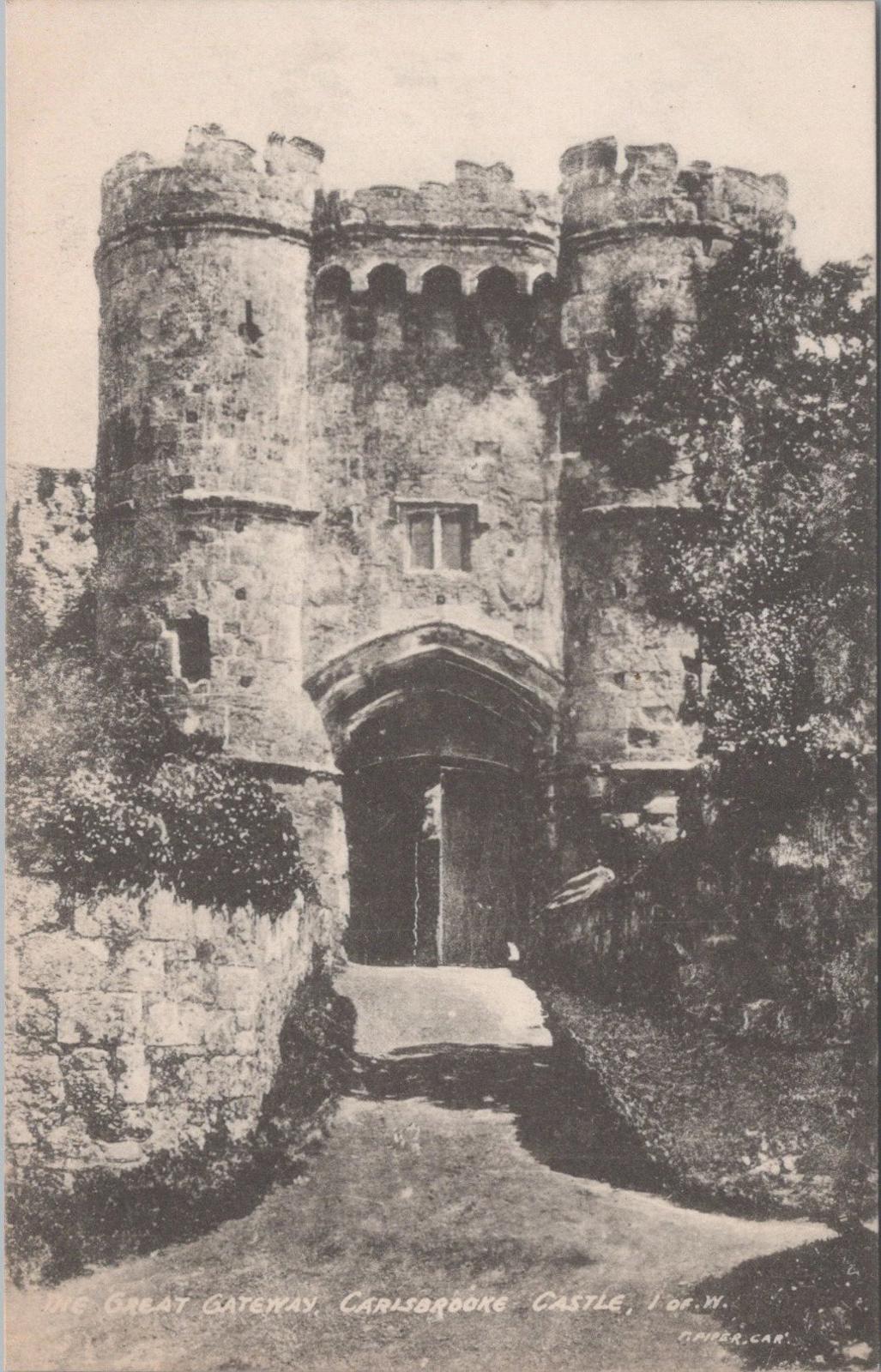 Isle of Wight Postcard - Carisbrooke Castle, The Great Gateway   XT928