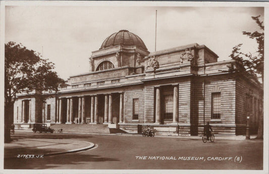 Wales Postcard - The National Museum, Cardiff, Glamorgan  XT840