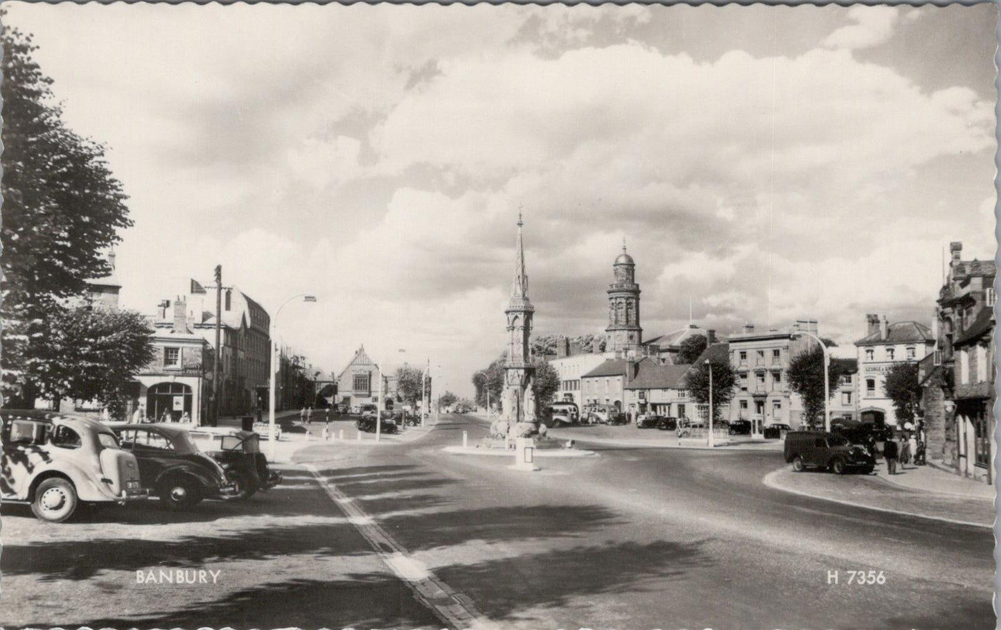 Oxfordshire Postcard: Banbury Cross and St Mary's Church, c.1950s XT1703