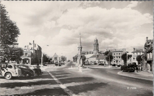 Oxfordshire Postcard: Banbury Cross and St Mary's Church, c.1950s XT1703