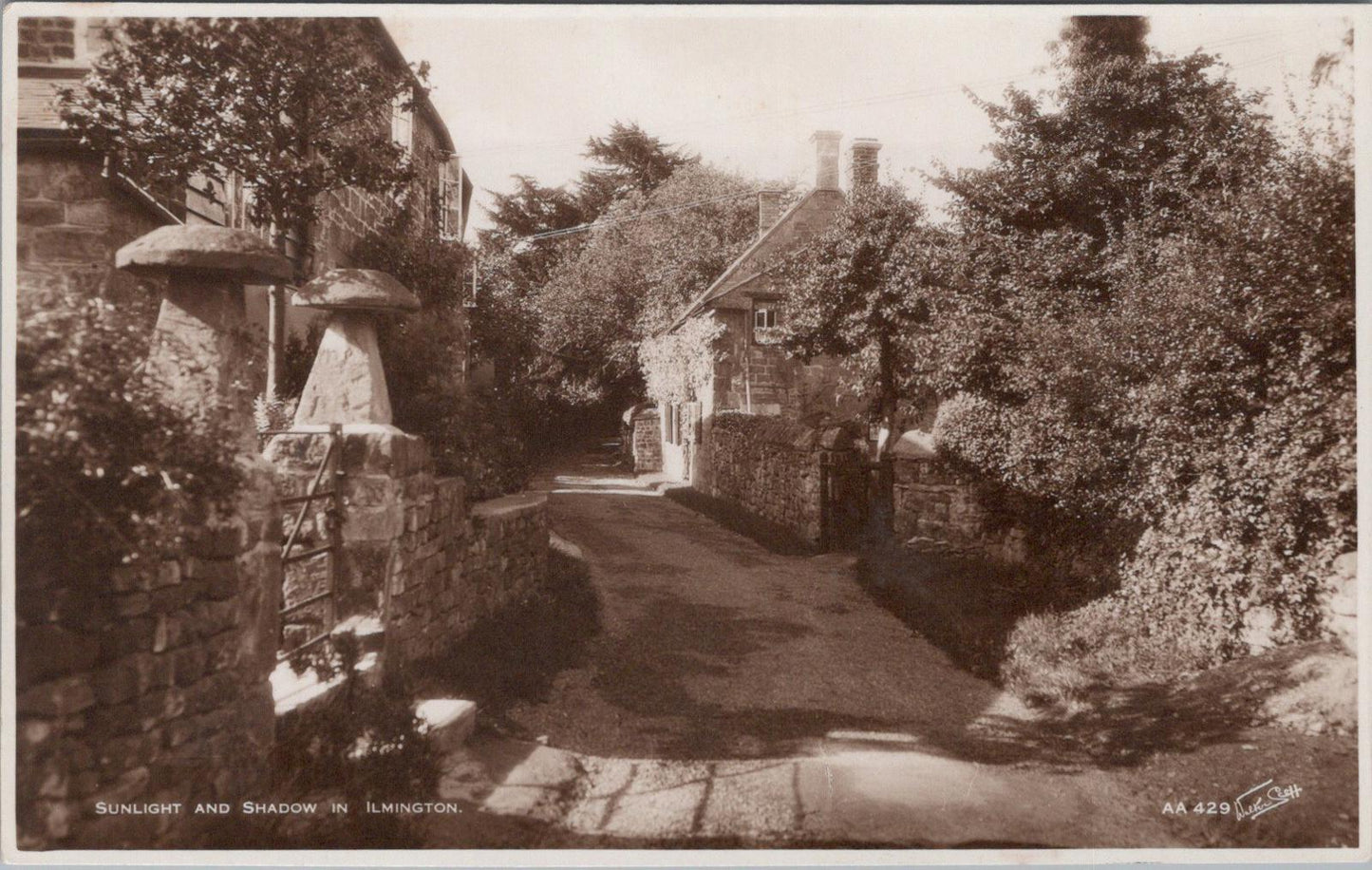 Warwickshire Postcard: Sunlight And Shadow in Ilmington XT1721