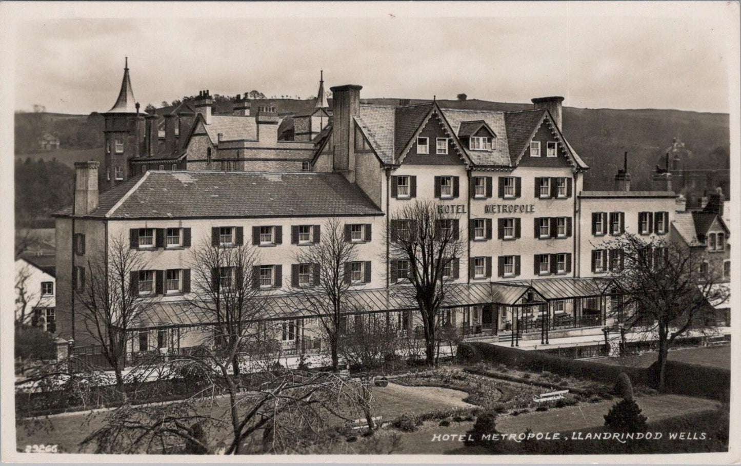 Wales Postcard: Hotel Metropole & Gardens, Llandrindod Wells, Radnorshire XT1745