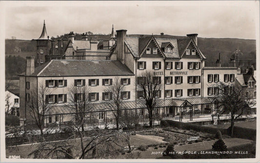 Wales Postcard: Hotel Metropole & Gardens, Llandrindod Wells, Radnorshire XT1745