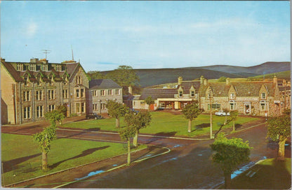 Scotland Postcard - The Square, Tomintoul, Banffshire  XT1781